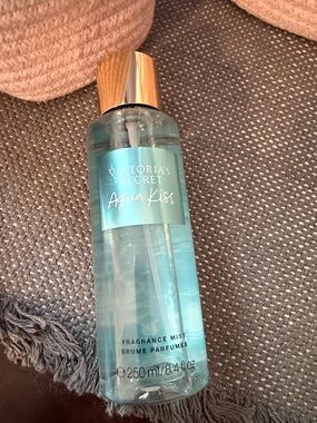 Victoria's Secret Aqua Kiss Fragrance Mist - Aqua Blue with Gold Cap